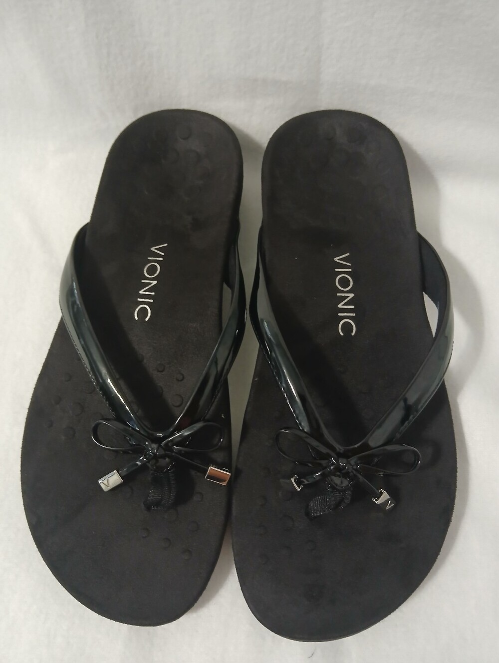 Vionic Black Patent Bow Flip Sandals